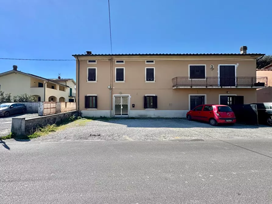 Immagine 2 di Negozio in vendita  a Capannori