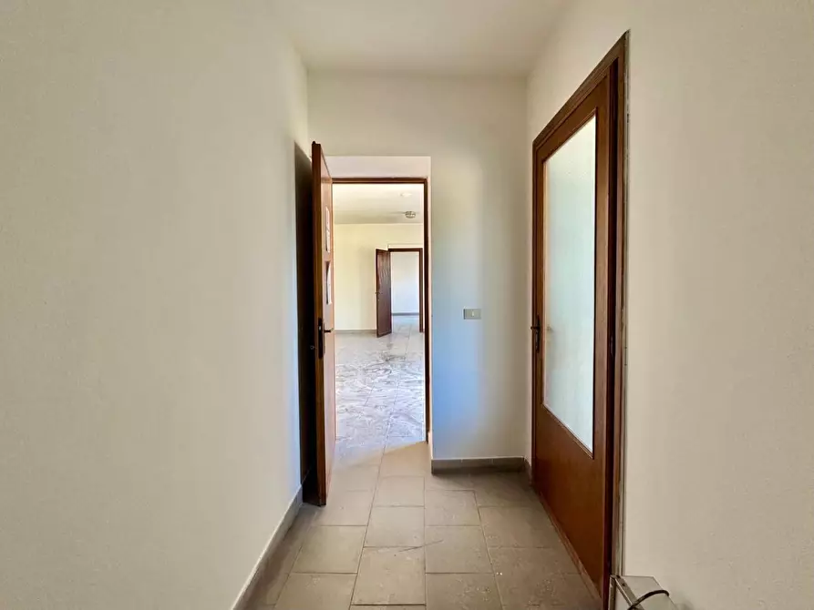 Immagine 16 di Negozio in vendita  a Capannori