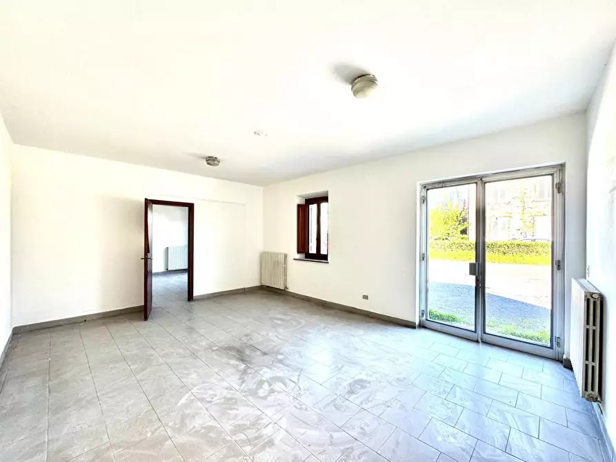 Immagine 4 di Negozio in vendita  a Capannori