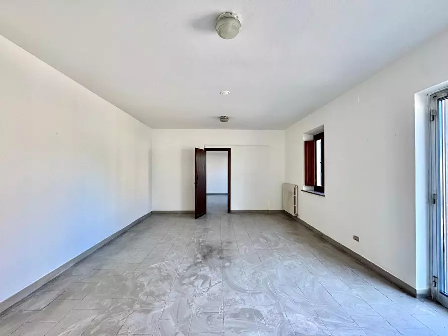 Immagine 11 di Negozio in vendita  a Capannori
