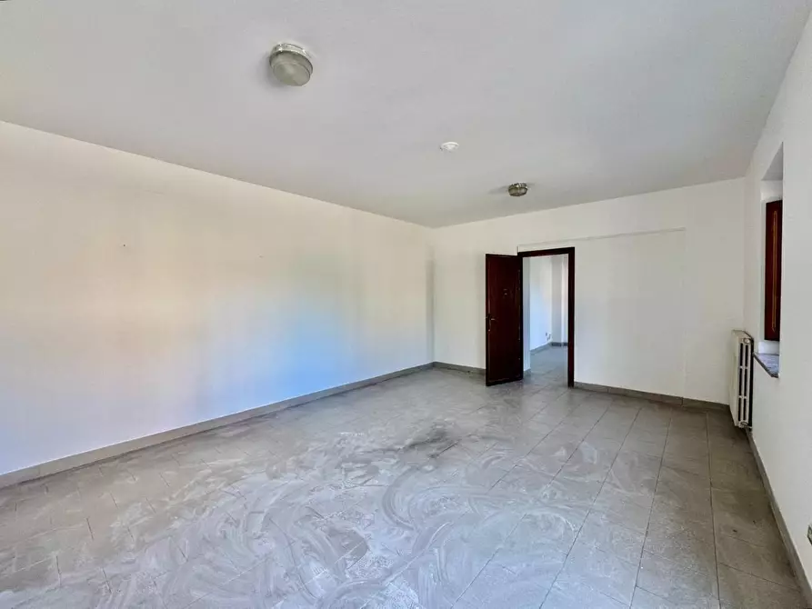 Immagine 10 di Negozio in vendita  a Capannori