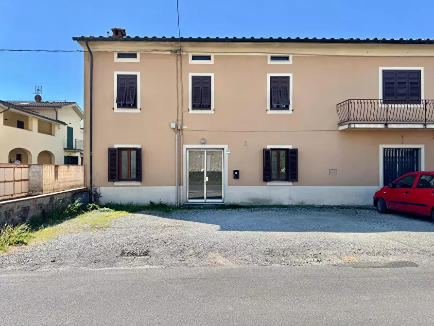 Immagine 3 di Negozio in vendita  a Capannori