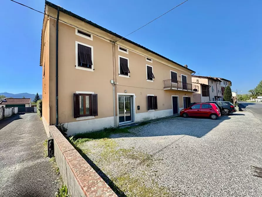 Immagine 1 di Negozio in vendita  a Capannori