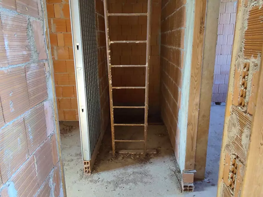 Immagine 18 di Villa in vendita  a Trovo