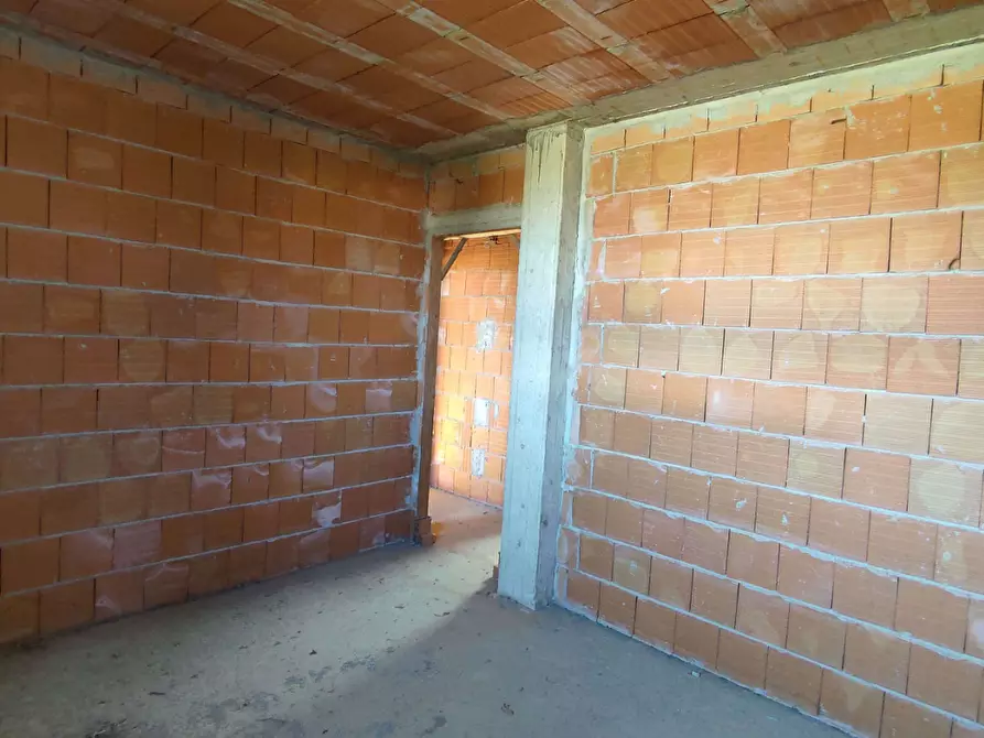 Immagine 17 di Villa in vendita  a Trovo