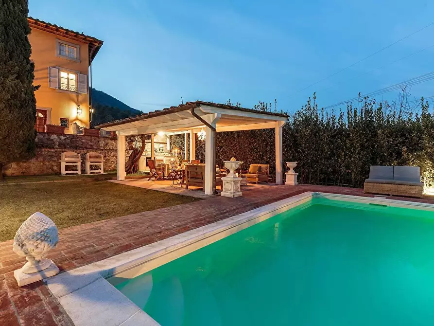 Immagine 3 di Villa in vendita  a Lucca