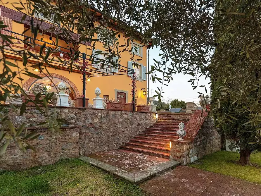 Immagine 50 di Villa in vendita  a Lucca