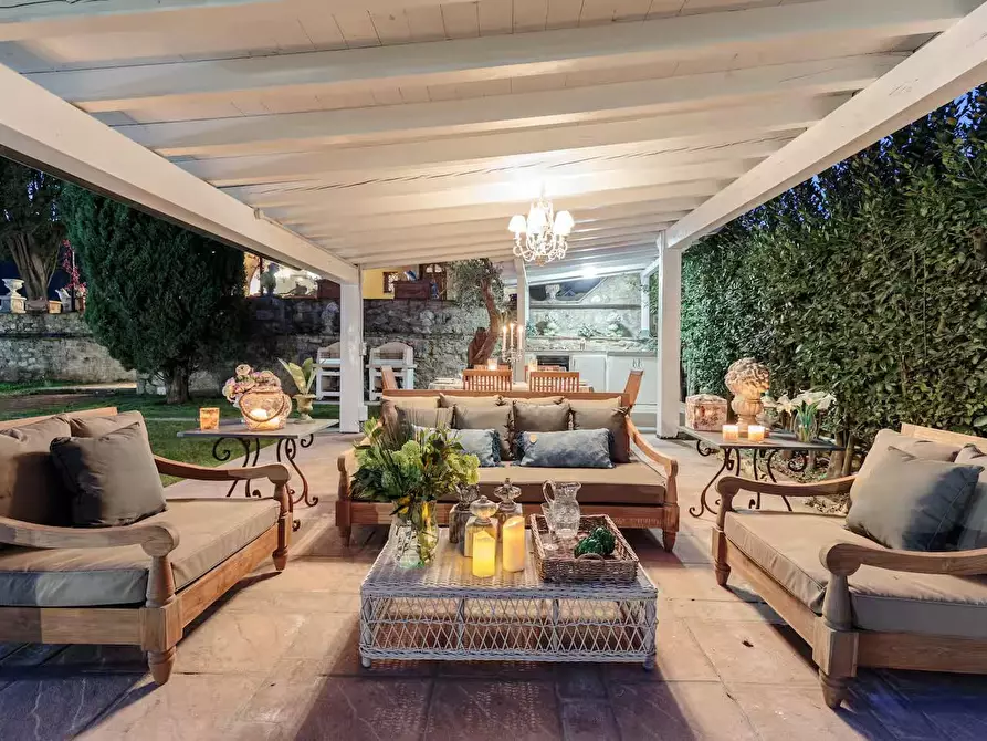 Immagine 8 di Villa in vendita  a Lucca