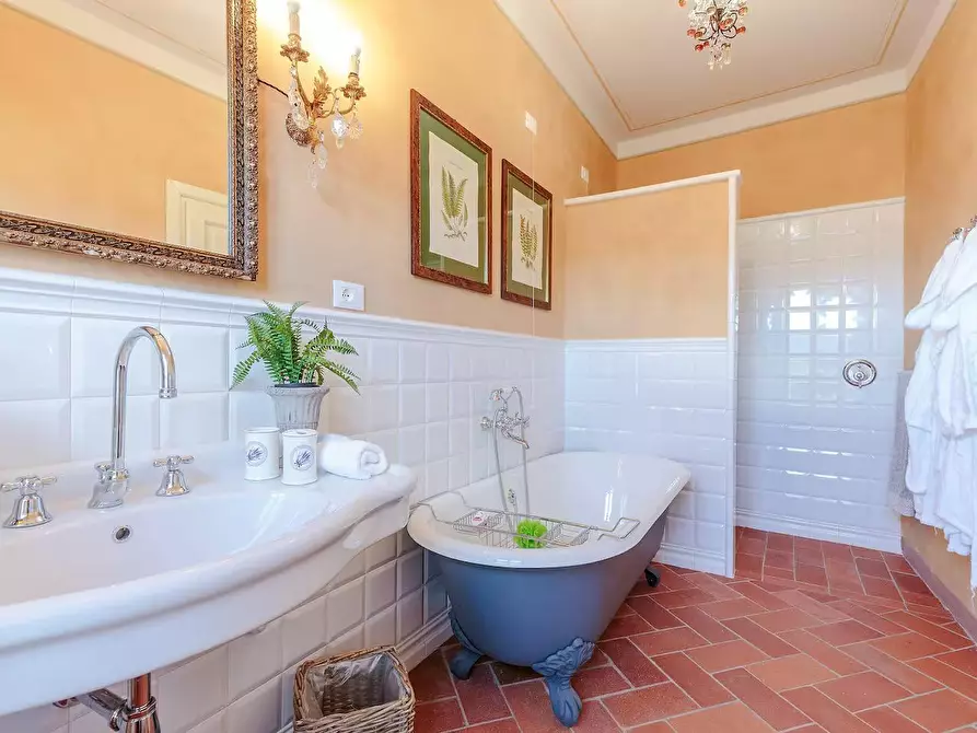 Immagine 45 di Villa in vendita  a Lucca