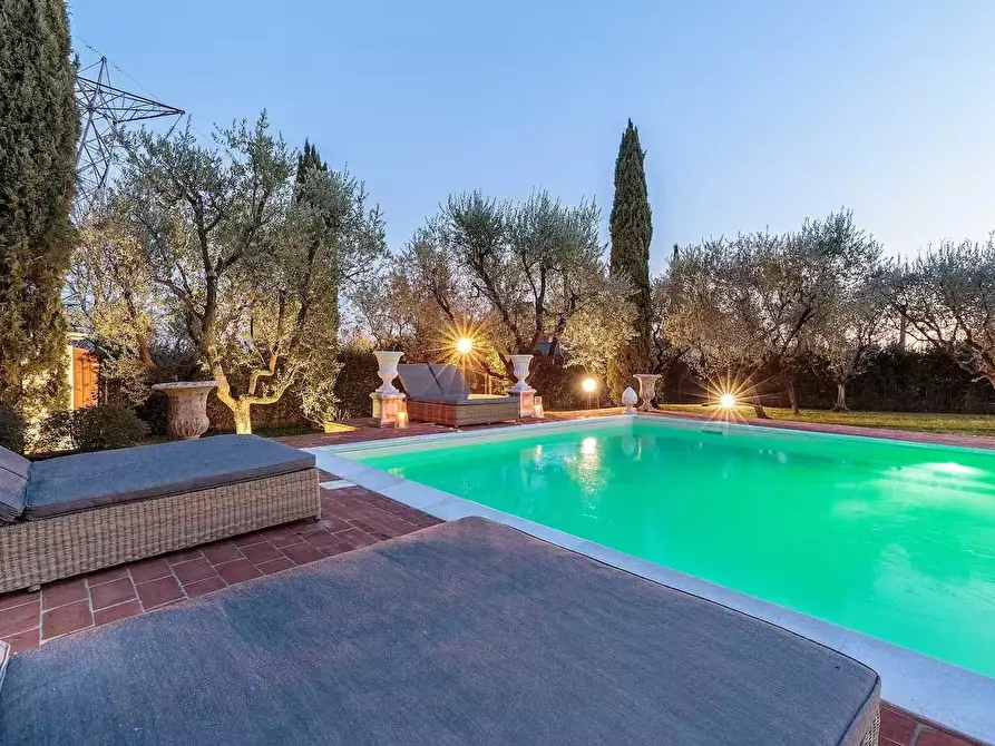 Immagine 9 di Villa in vendita  a Lucca