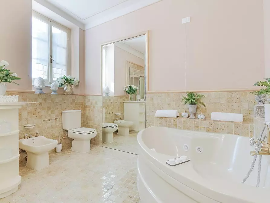 Immagine 36 di Villa in vendita  a Lucca