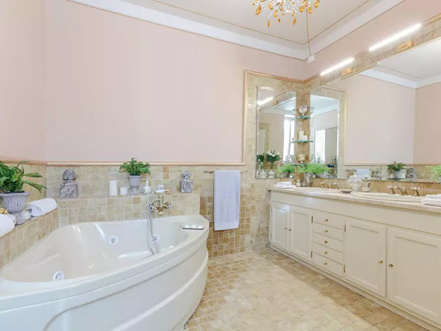 Immagine 37 di Villa in vendita  a Lucca