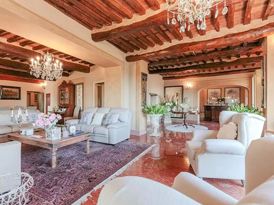 Immagine 15 di Villa in vendita  a Lucca