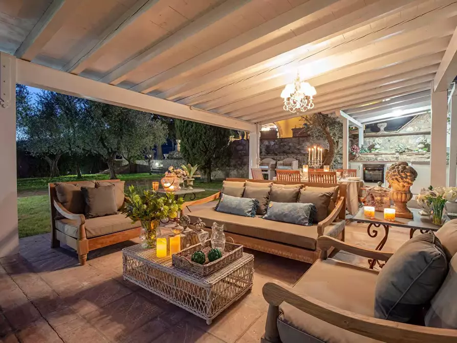 Immagine 4 di Villa in vendita  a Lucca