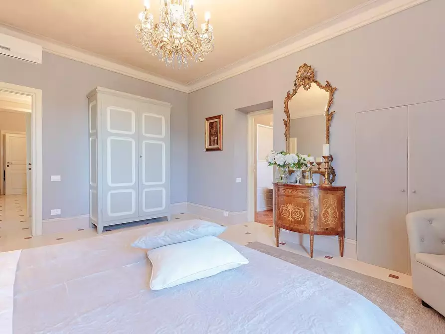 Immagine 26 di Villa in vendita  a Lucca