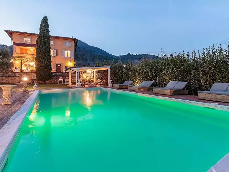 Immagine 2 di Villa in vendita  a Lucca