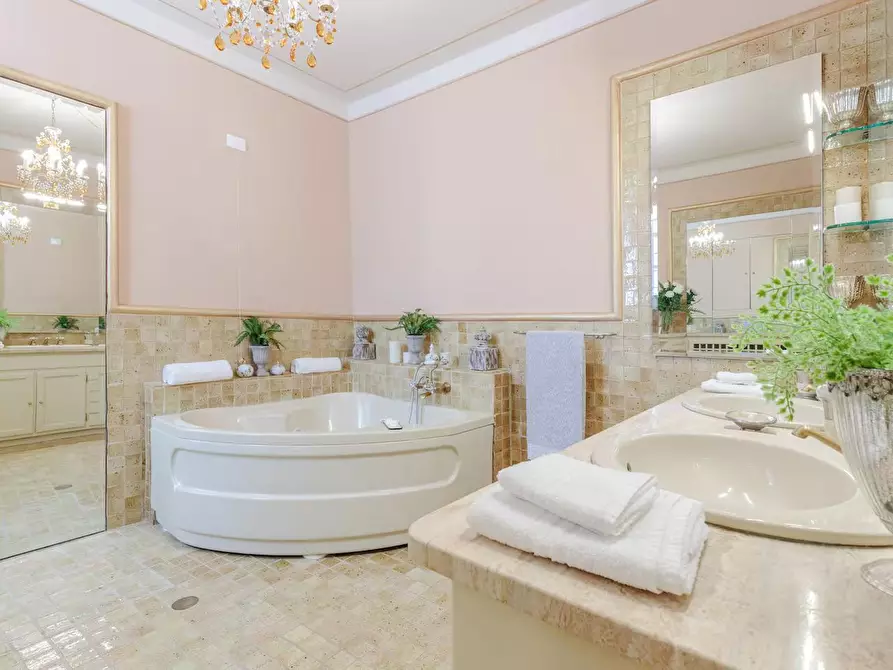 Immagine 38 di Villa in vendita  a Lucca