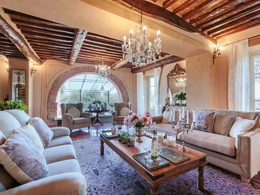 Immagine 18 di Villa in vendita  a Lucca