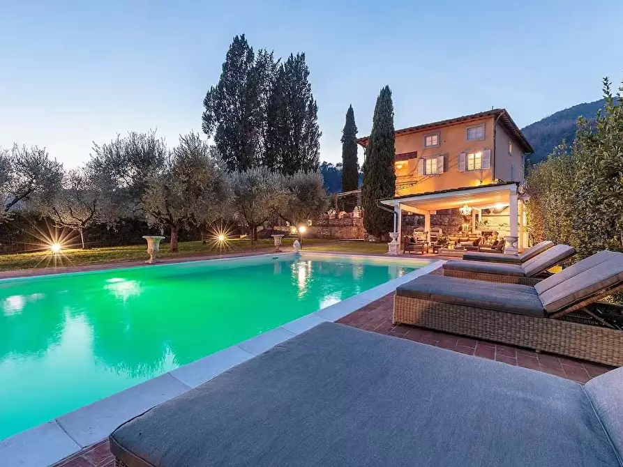 Immagine 1 di Villa in vendita  a Lucca