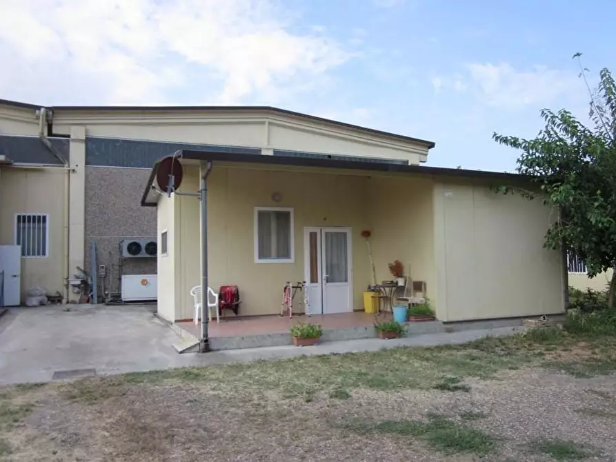 Immagine 2 di Attività artigianale in vendita  a Voghera