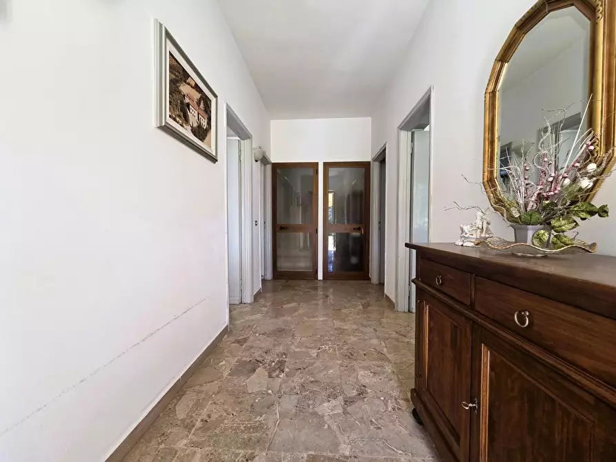 Immagine 11 di Casa indipendente in vendita  a Lucca