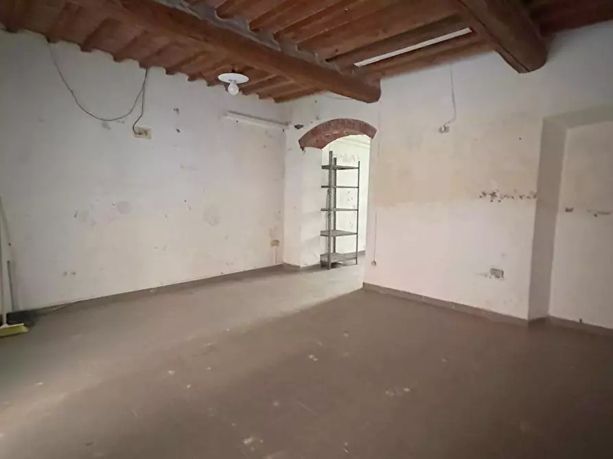 Immagine 1 di Locale commerciale in vendita  a Pontedera