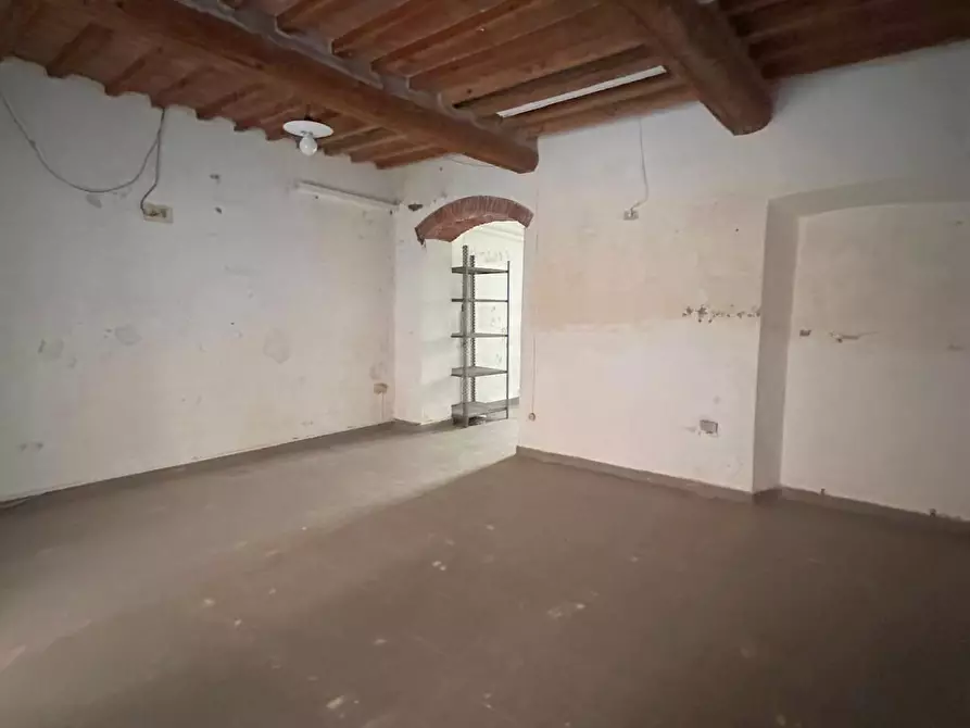 Immagine 1 di Locale commerciale in affitto  a Pontedera