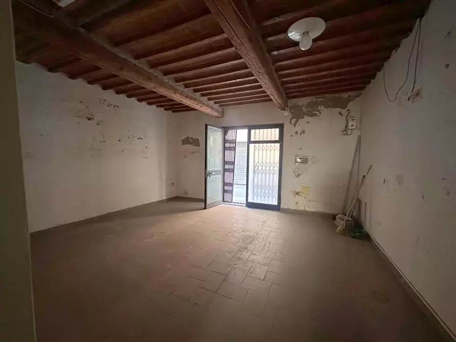 Immagine 2 di Locale commerciale in affitto  a Pontedera
