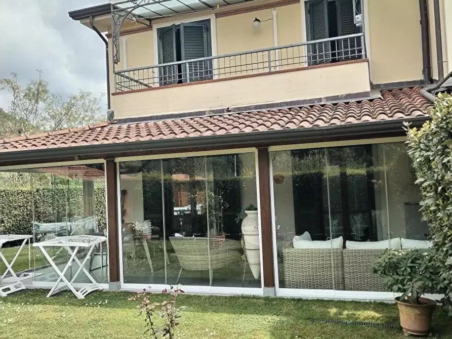 Immagine 1 di Villetta a schiera in vendita  a Massa