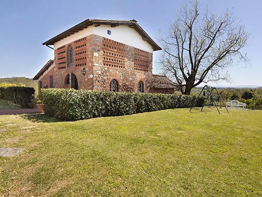 Immagine 2 di Casa colonica in vendita  a Capannori