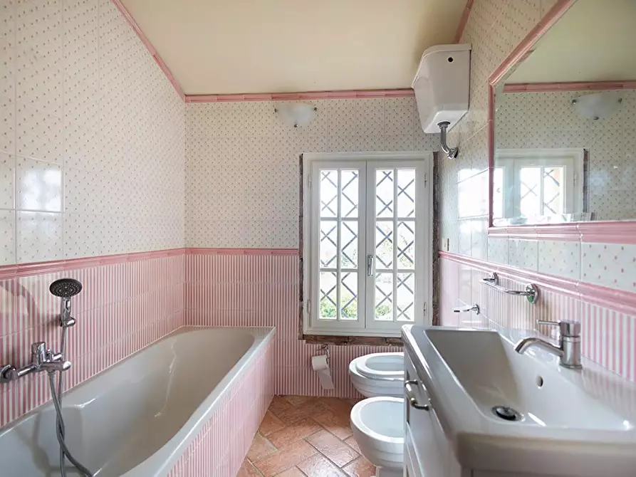 Immagine 46 di Casa colonica in vendita  a Capannori