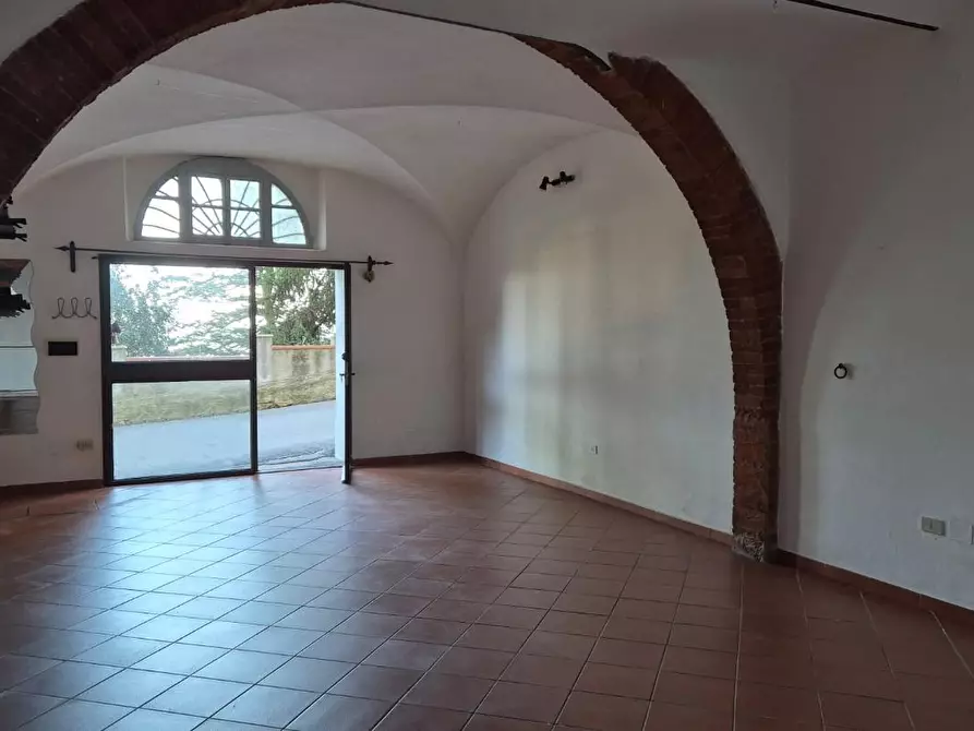 Immagine 2 di Locale commerciale in affitto  a Castagneto Carducci