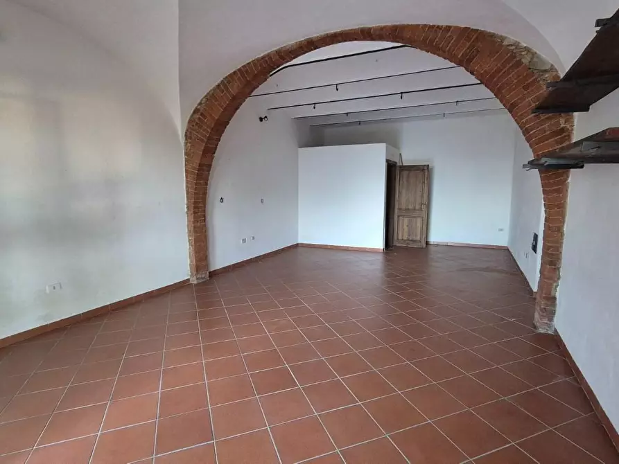 Immagine 1 di Locale commerciale in affitto  a Castagneto Carducci
