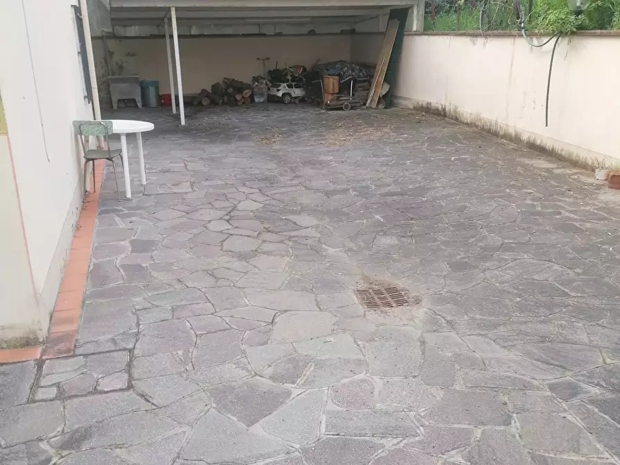 Immagine 5 di Villa in vendita  a Poggio A Caiano