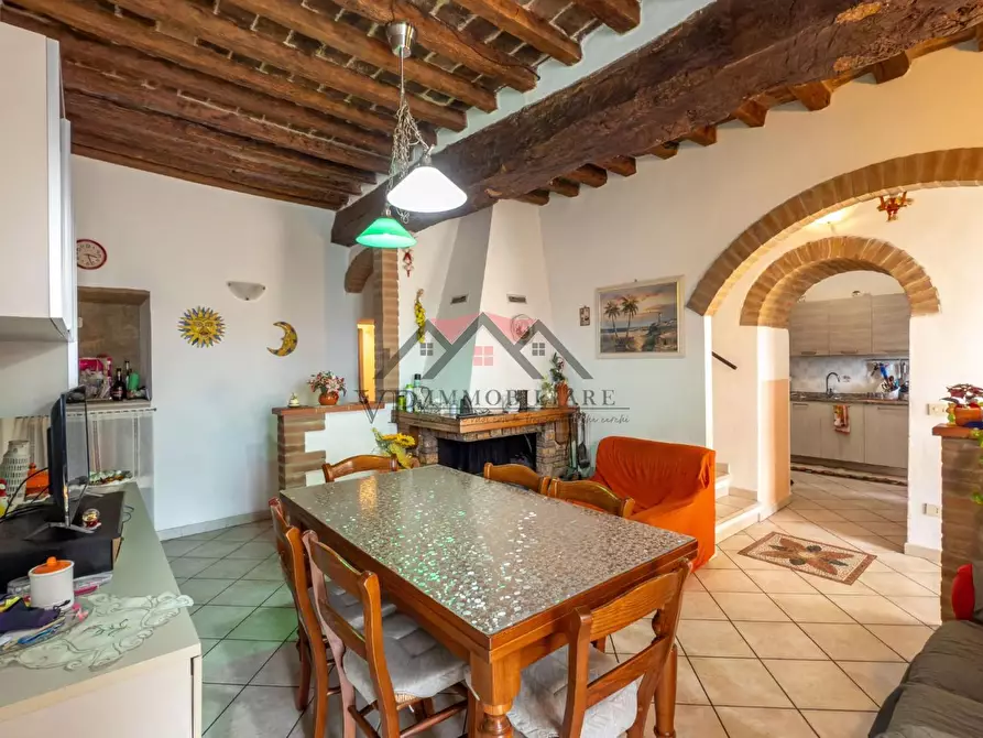 Immagine 2 di Porzione di casa in vendita  a Volterra