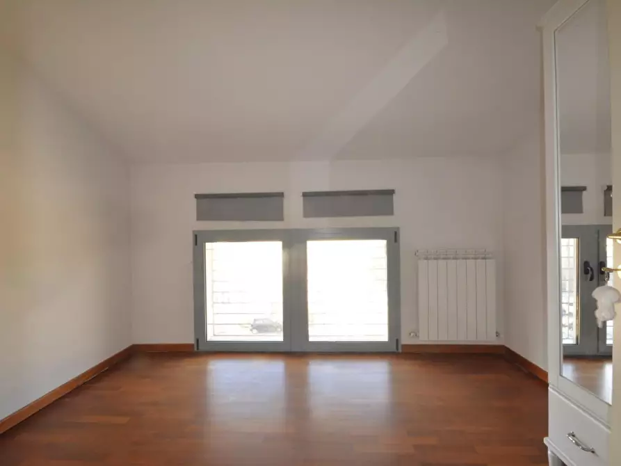 Immagine 13 di Appartamento in vendita  a Lucca