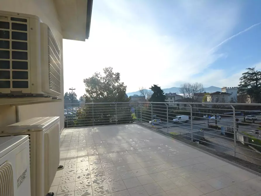 Immagine 7 di Appartamento in vendita  a Lucca