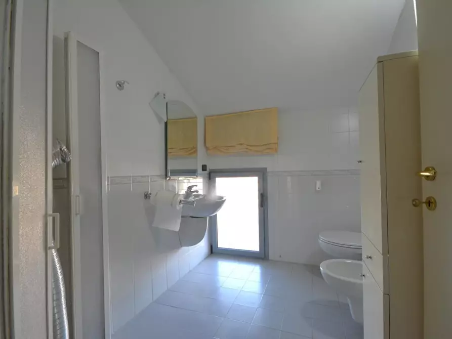 Immagine 11 di Appartamento in vendita  a Lucca