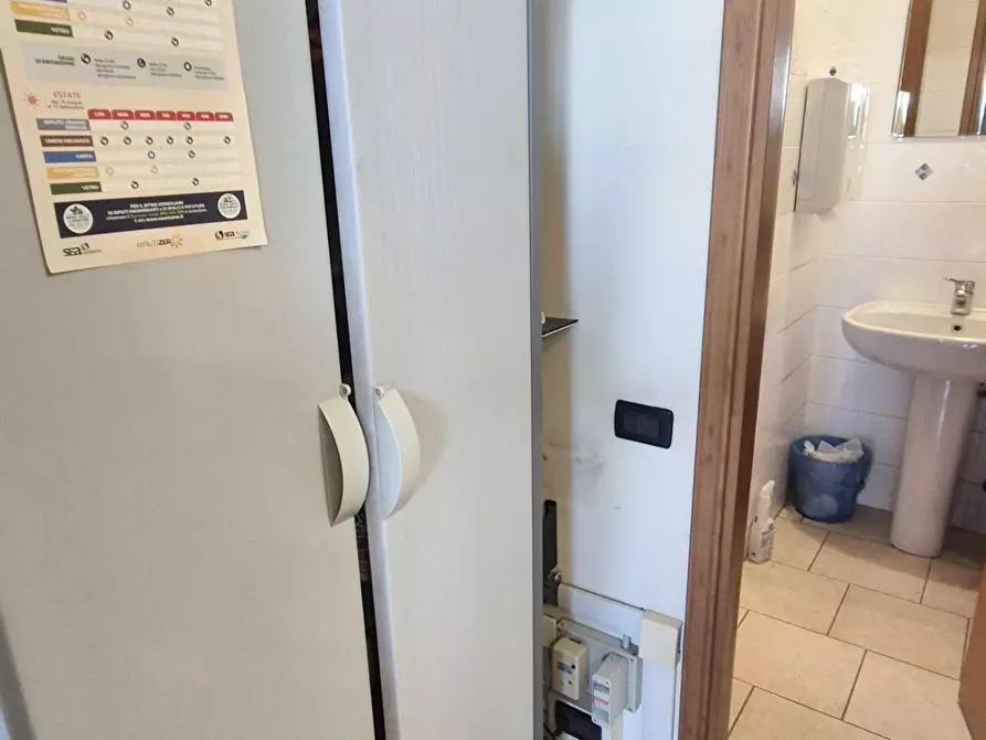 Immagine 26 di Locale commerciale in vendita  a Viareggio