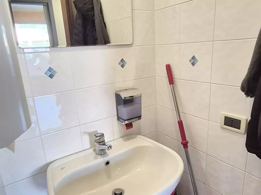 Immagine 22 di Locale commerciale in vendita  a Viareggio