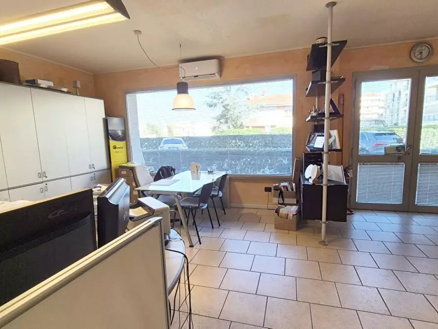 Immagine 29 di Locale commerciale in vendita  a Viareggio