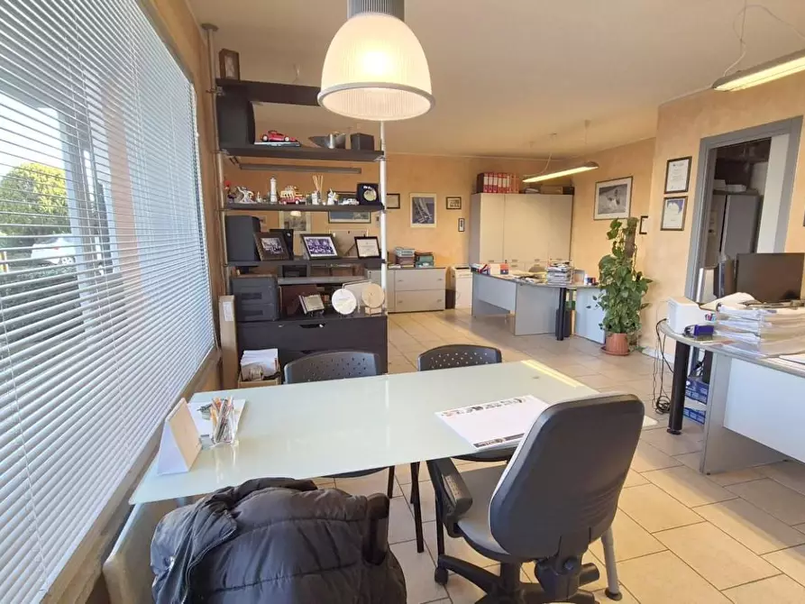 Immagine 13 di Locale commerciale in vendita  a Viareggio