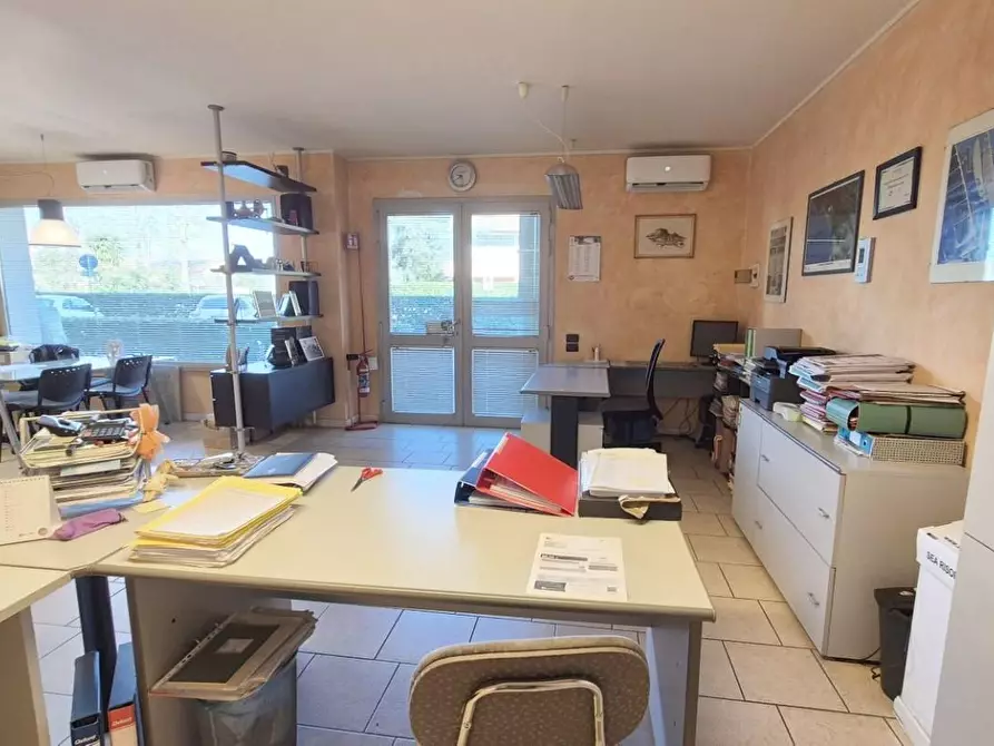 Immagine 7 di Locale commerciale in vendita  a Viareggio