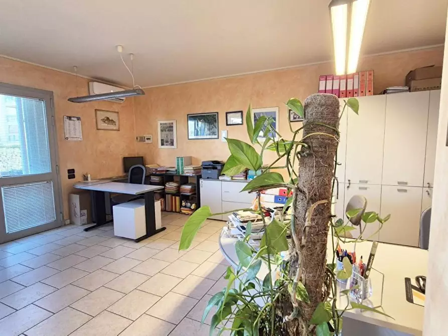 Immagine 27 di Locale commerciale in vendita  a Viareggio