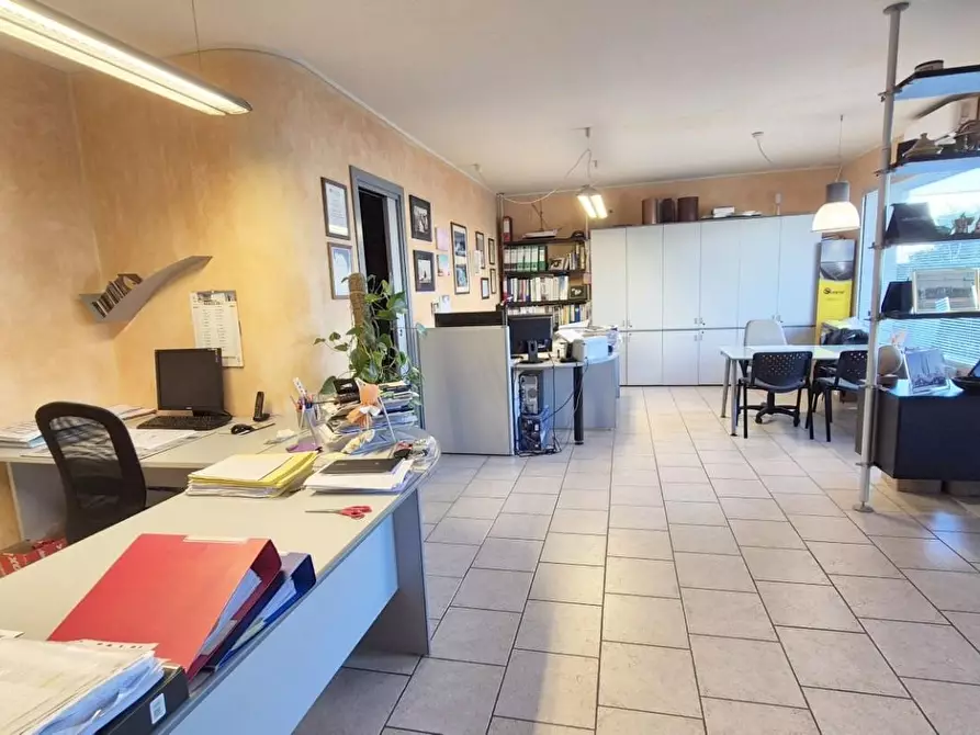 Immagine 6 di Locale commerciale in vendita  a Viareggio