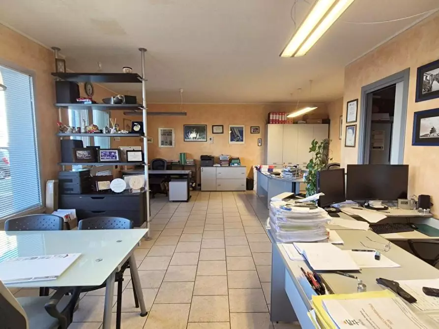 Immagine 12 di Locale commerciale in vendita  a Viareggio