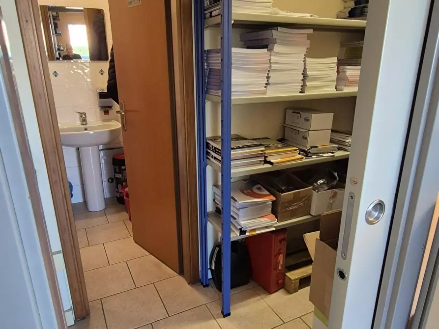 Immagine 16 di Locale commerciale in vendita  a Viareggio