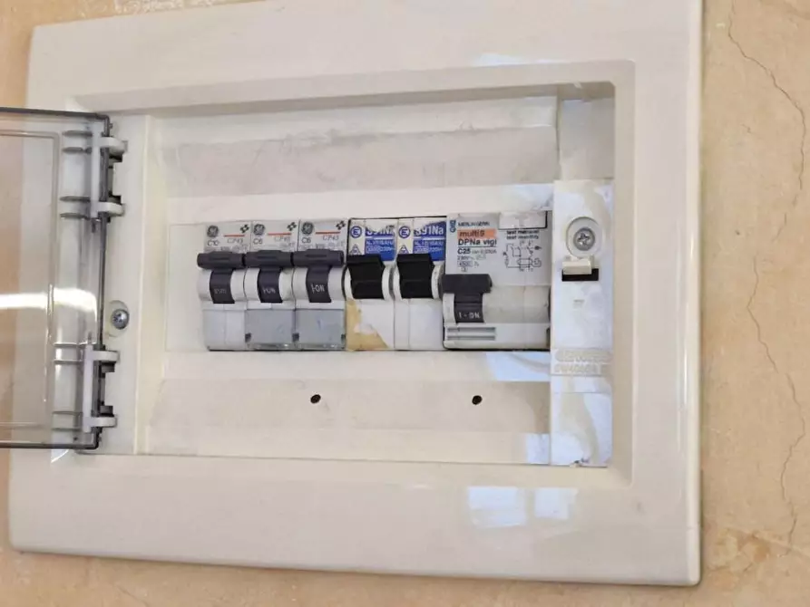 Immagine 32 di Locale commerciale in vendita  a Viareggio