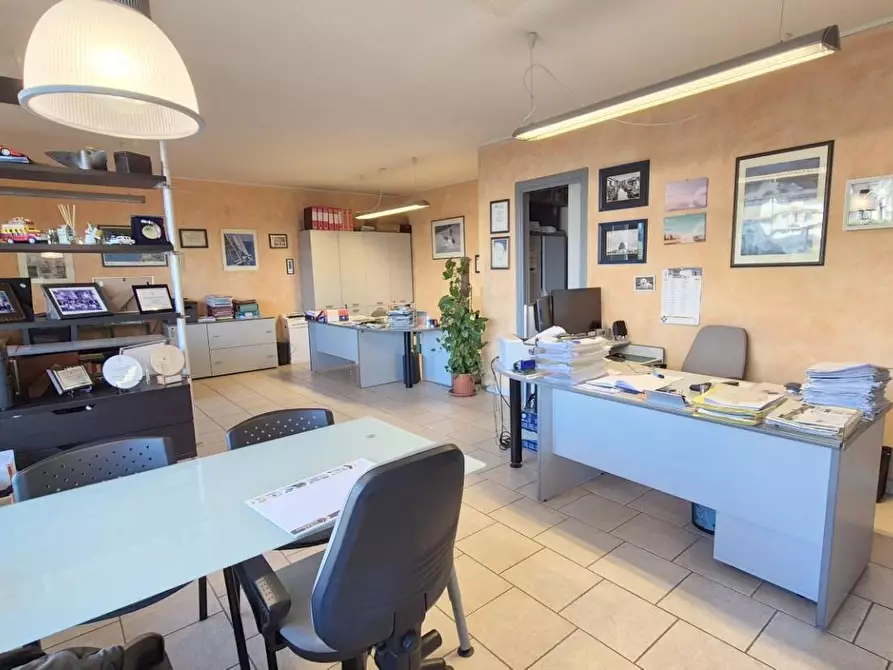 Immagine 14 di Locale commerciale in vendita  a Viareggio