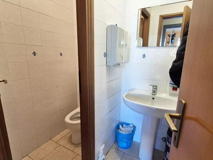 Immagine 20 di Locale commerciale in vendita  a Viareggio